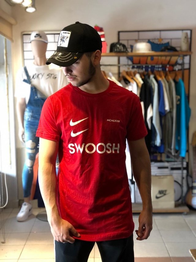 Remera Nike Swoosh Num. Romanos | Dunixi Tienda